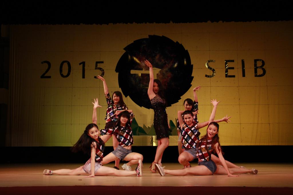 热情歌舞点燃全场气氛